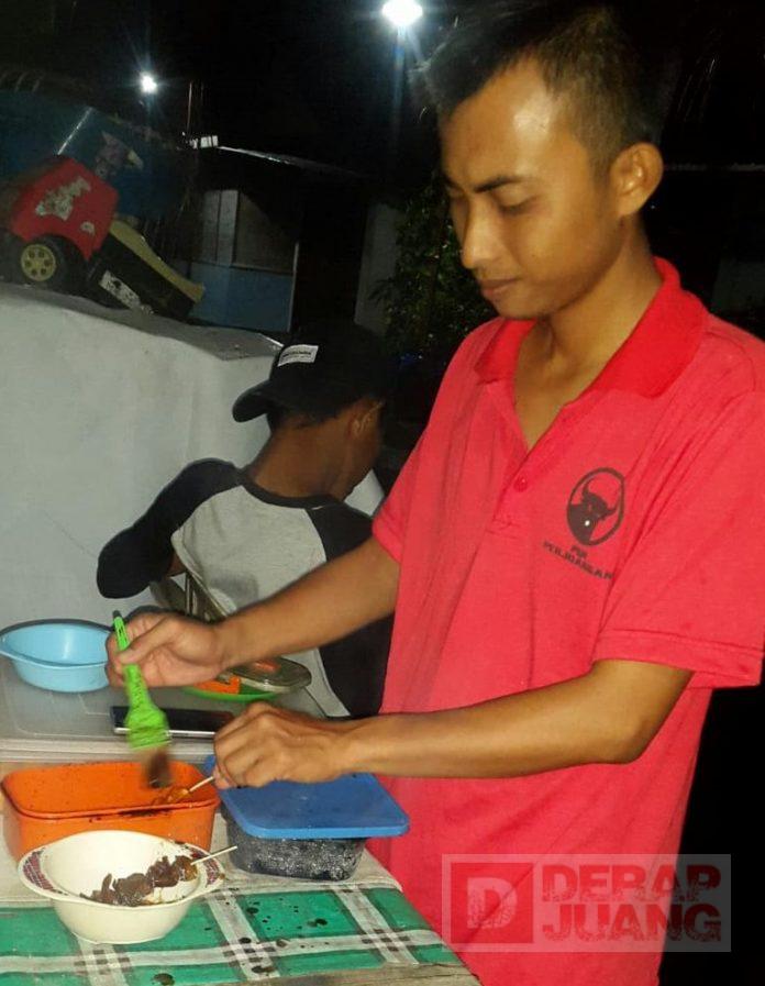Usaha Bakso Bakar Milik Kader PDI Perjuangan Desa Bareng Lor