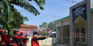 Wujud Kepedulian Kepada Masyarakat, DPC PDI Perjuangan Cilacap Lakukan Penyemprotan Disinfektan