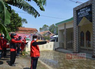 Wujud Kepedulian Kepada Masyarakat, DPC PDI Perjuangan Cilacap Lakukan Penyemprotan Disinfektan