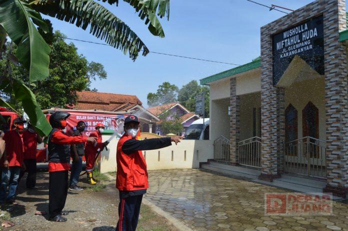 Wujud Kepedulian Kepada Masyarakat, DPC PDI Perjuangan Cilacap Lakukan Penyemprotan Disinfektan