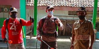 Baguna Kebumen Sibuk Semprot Disinfektan saat Pasar Wonokriyo Tutup