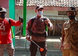Baguna Kebumen Sibuk Semprot Disinfektan saat Pasar Wonokriyo Tutup