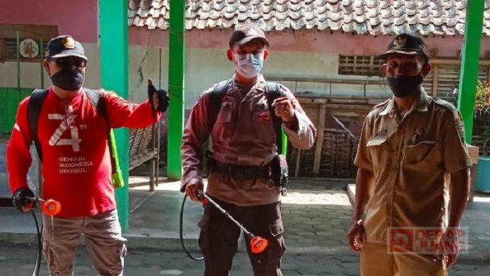 Baguna Kebumen Sibuk Semprot Disinfektan saat Pasar Wonokriyo Tutup
