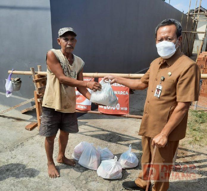 Bambang Trisaktiono Berikan Sembako untuk Keluarga Jalani Isoman