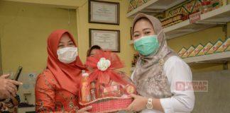 Bantu Pasarkan Produk UMKM Lokal, Bupati Tiwi Luncurkan “Waroeng Buntil”