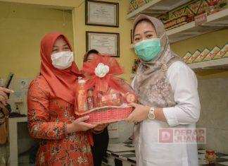 Bantu Pasarkan Produk UMKM Lokal, Bupati Tiwi Luncurkan “Waroeng Buntil”
