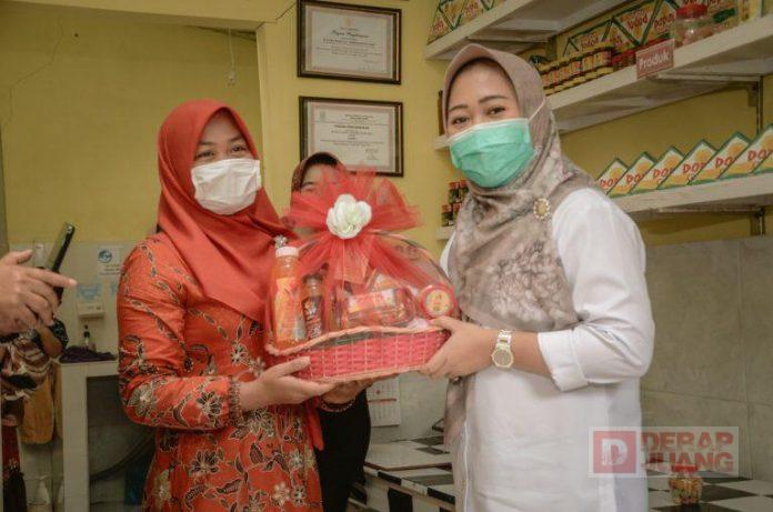 Bantu Pasarkan Produk UMKM Lokal, Bupati Tiwi Luncurkan “Waroeng Buntil”