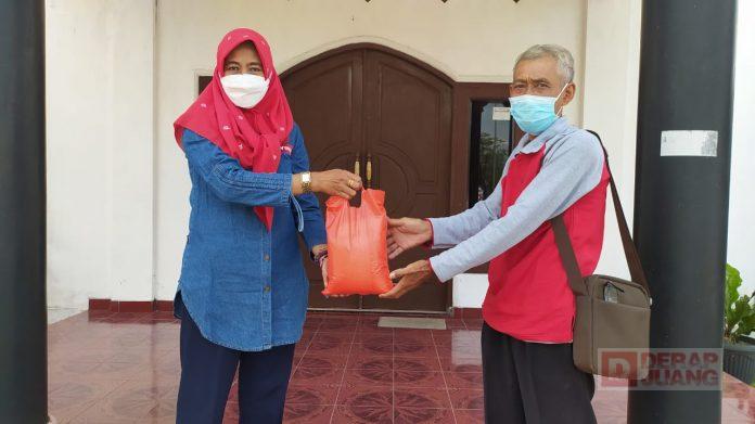 Berikan Bantuan Kepada Warga Isolasi Mandiri, Kadarwati Sosialisasikan Program “Jogo Tonggo”