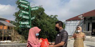 Bersama Bupati Tiwi, HR Bambang Irawan Serahkan Bantuan Sosial Kepada Pelaku UMKM Sektor Wisata