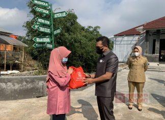 Bersama Bupati Tiwi, HR Bambang Irawan Serahkan Bantuan Sosial Kepada Pelaku UMKM Sektor Wisata
