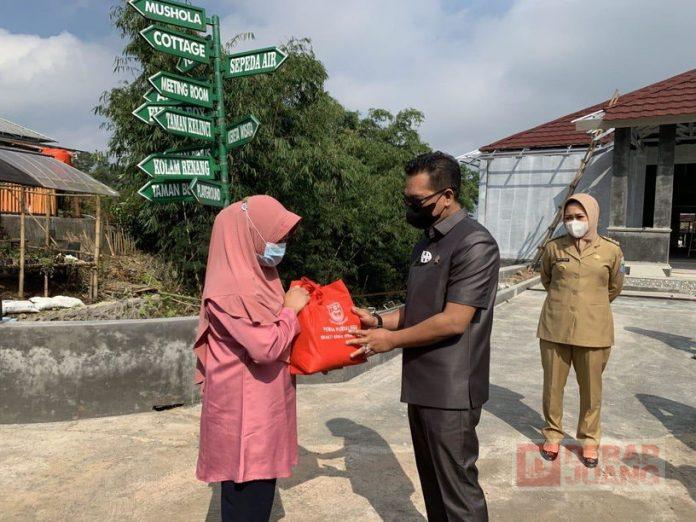 Bersama Bupati Tiwi, HR Bambang Irawan Serahkan Bantuan Sosial Kepada Pelaku UMKM Sektor Wisata