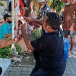 Bersama Warga, Edy Suripno Gotong Royong Potong Hewan Kurban