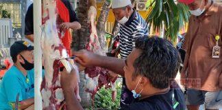 Gotong Royong, Edy Suripno Potong Hewan Kurban Bersama Warga