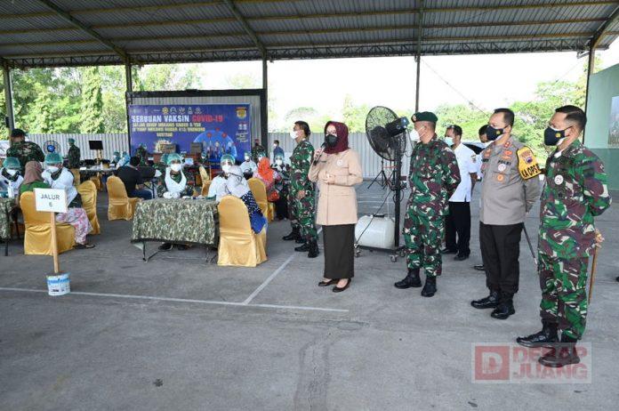 Buka Serbuan Vaksin Covid-19 di Yonif 413, Etik Tetap Jaga Prokes