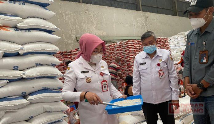 Bupati Grobogan Sidak Pastikan Kelayakan Beras Guna Disalurkan Progam KPM Dan BNPT (2)
