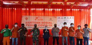Bupati Tiwi Serahkan Bantuan Sosial Kepada Penyandang Disabilitas di Purbalingga