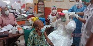 Bupatinya Turun Tangan Suntikkan Vaksin, Warga Sragen Kaget Bercampur Gembira