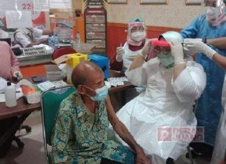 Bupatinya Turun Tangan Suntikkan Vaksin, Warga Sragen Kaget Bercampur Gembira