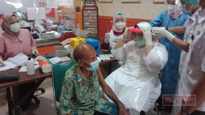Bupatinya Turun Tangan Suntikkan Vaksin, Warga Sragen Kaget Bercampur Gembira