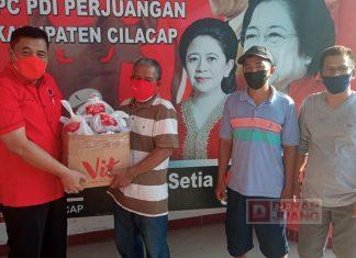 DPC PDI Perjuangan Cilacap Bagikan Daging Kurban Kepada Masyarakat