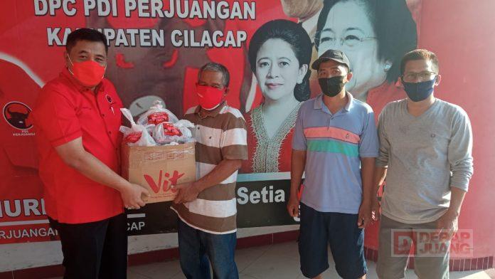 DPC PDI Perjuangan Cilacap Bagikan Daging Kurban Kepada Masyarakat
