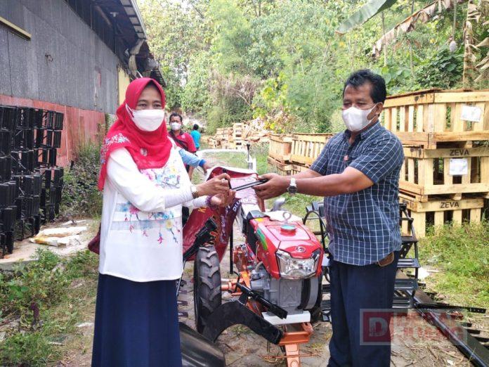 Dorong Kesejahteraan Petani, Kadarwati Serahkan Bantuan Alsintan Aspirasi dari Puan Maharani