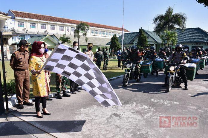 Etik Suryani Pimpin Apel dan Salurkan Bantuan Paket Sembako di Kodim 0726Sukoharjo