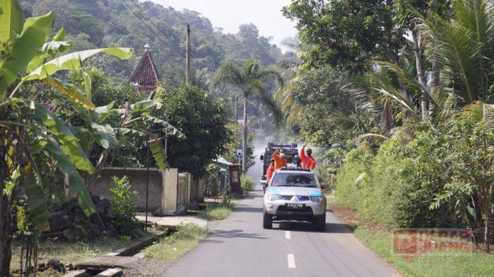 Gandeng Fortasi, Kader Banteng Rawalo Lakukan Penyemprotan Disinfektan di Rumah Warga