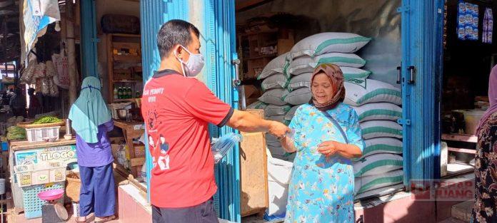 Gandeng Gugus Tugas Covid-19, PAC PDI Perjuangan Madukara Bagikan Masker