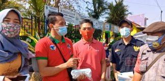 Gandeng IPDA dan GNKP, Kader Banteng Punggelan Bagikan Masker di Pasar Manis