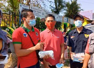 Gandeng IPDA dan GNKP, Kader Banteng Punggelan Bagikan Masker di Pasar Manis