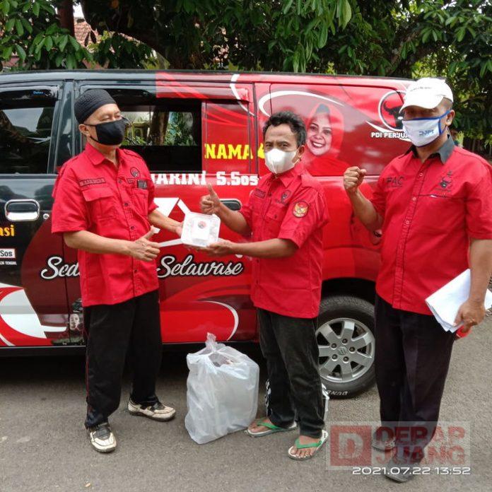 Gandeng PAC PDI Perjuangan Sokaraja, Rumah Aspirasi Ito Anjarini Distribusikan Daging Kurban