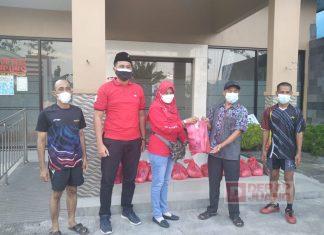 Gotong Royong Kadarwati Bersama Hamenang Wajar Ismoyo Bantu Warga Terdampak Covid-19