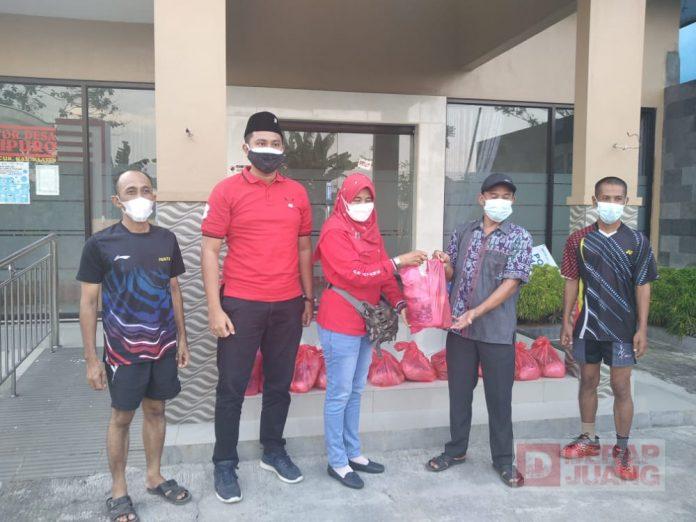 Gotong Royong Kadarwati Bersama Hamenang Wajar Ismoyo Bantu Warga Terdampak Covid-19