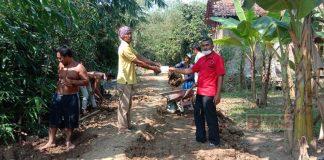 Gotong Royong PAC Nalumsari bersama Warga Perbaiki Jalan