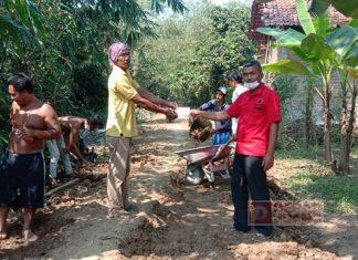 Gotong Royong PAC Nalumsari bersama Warga Perbaiki Jalan