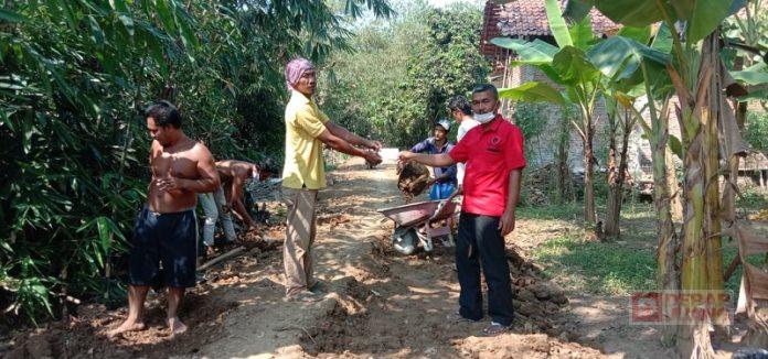 Gotong Royong PAC Nalumsari bersama Warga Perbaiki Jalan