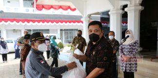 Hari Raya Idul Adha, Taufik Nurhidayat Bagikan Daging Kurban Kepada Warga
