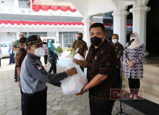 Hari Raya Idul Adha, Taufik Nurhidayat Bagikan Daging Kurban Kepada Warga