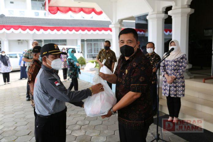 Hari Raya Idul Adha di Tengah Pandemi Covid-19, Taufik Nurhidayat Bagikan Daging Kurban Kepada Warga