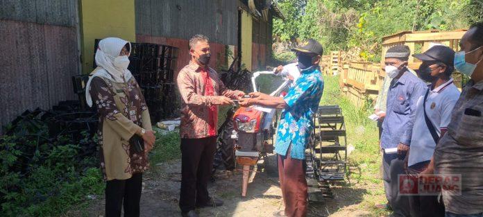 Hartanto Serahkan Bantuan Traktor dan Pompa Air Aspirasi dari Puan Maharani