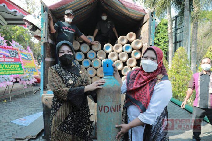 Hetty Purwani Serahkan Bantuan 100 Tabung Oksigen Kepada Pemerintah Kabupaten Klaten