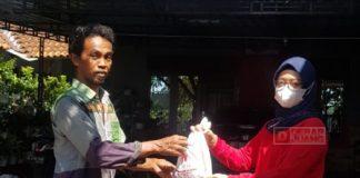 Bagikan Daging Kurban, Rossi Ardiyanti Serukan Berbagi di Tengah Pandemi