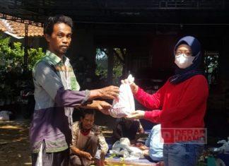 Bagikan Daging Kurban, Rossi Ardiyanti Serukan Berbagi di Tengah Pandemi