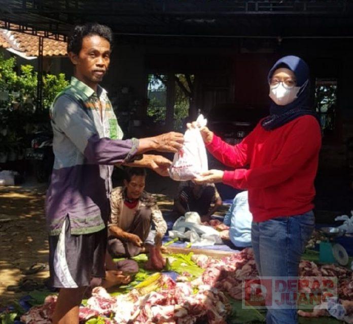 Idul Adha, Rossi Ardiyanti Bagikan Daging Kurban untuk Masyarakat