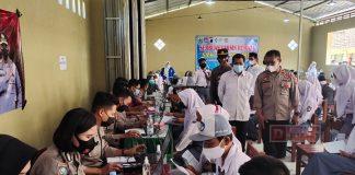 Junaedi Tinjau Vaksinasi di SMK Nusa Mandiri, 1.005 Siswa dan Warga Ditargetkan Terima Vaksin