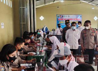 Junaedi Tinjau Vaksinasi di SMK Nusa Mandiri, 1.005 Siswa dan Warga Ditargetkan Terima Vaksin