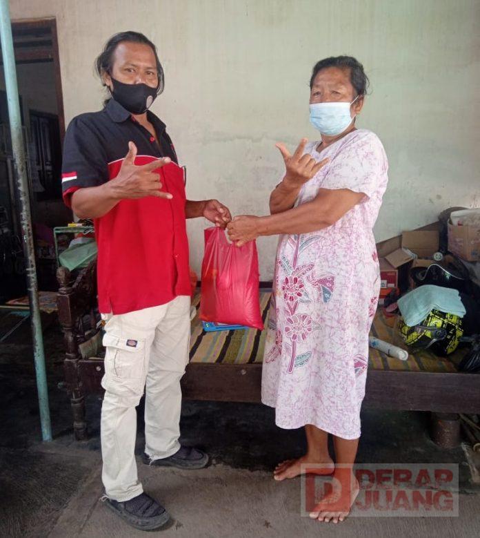 Kader Banteng Jogonalan Salurkan Paket Sembako Kepada Masyarakat Terdampak Covid -19