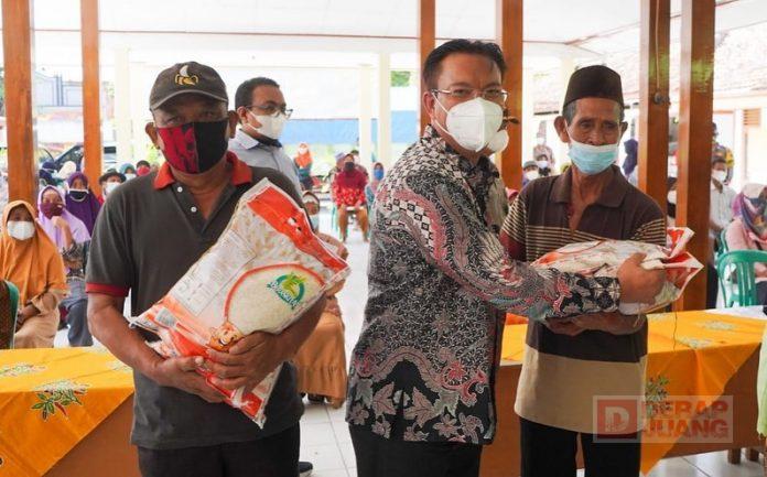 Kader PDI Perjuangan dari Senayan Turun Grobogan Berikan Bantuan Sosial