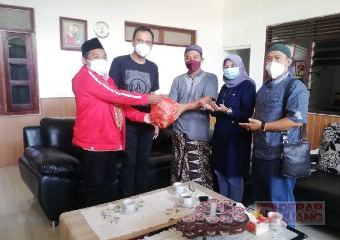 Kerja Kemanusiaan, DPC PDI Perjuangan Batang Salurkan Bantuan untuk Warga Terdampak Pandemi